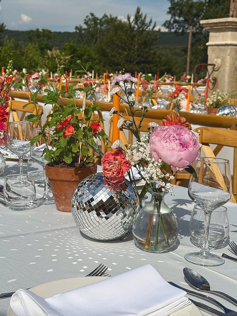 Table longue fleurie