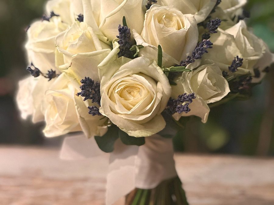 Fleurs sauvages en vase sur une table en bois